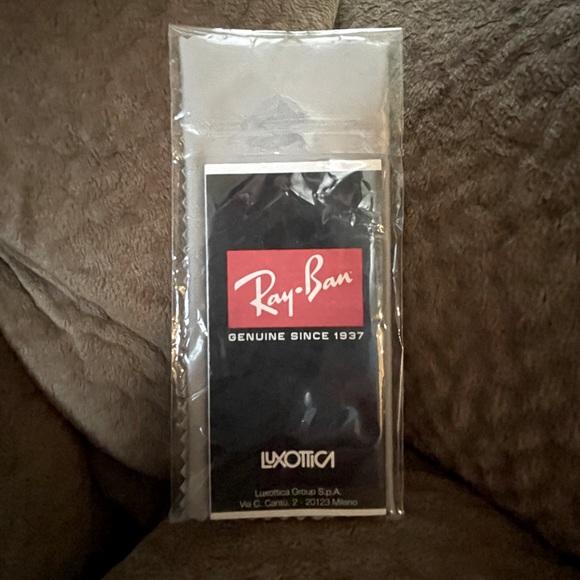 Glasses Cleaning Cloth — Ray-Ban, Grey - Picture 3 of 5